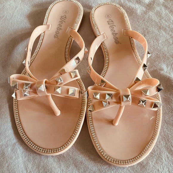 Beautiful sandals that make a SPARKLY STATEMENT! - Picture 3 of 4